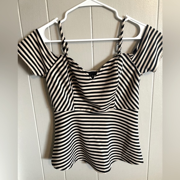 Daytrip Tops - 👚(bundle 4 items w/👚for $16) Off the shoulder top